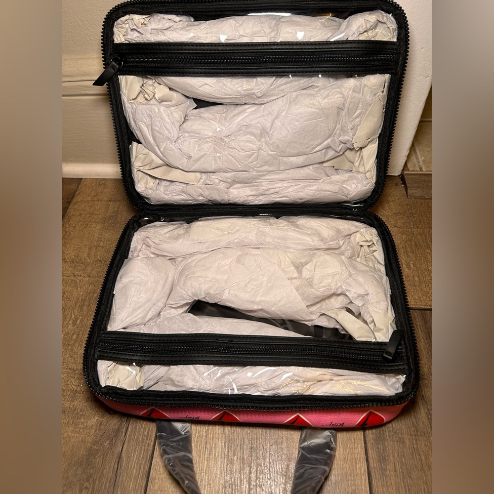 BETSEY JOHNSON *NWT* Large Travel Bag - Picture 3 of 4